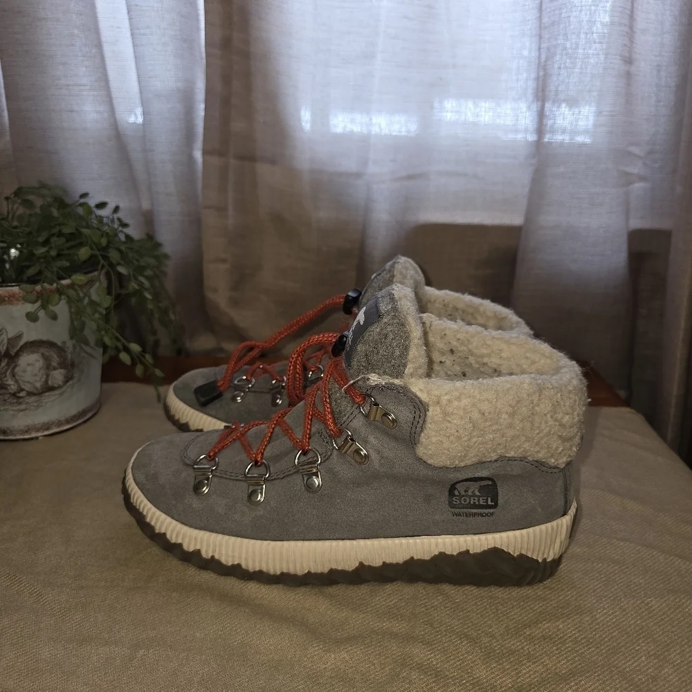 Sorel Kids  size 4 Boots in Gray suede with Orange Accents